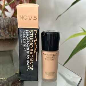 MAC Studio Radiance in NC17.5